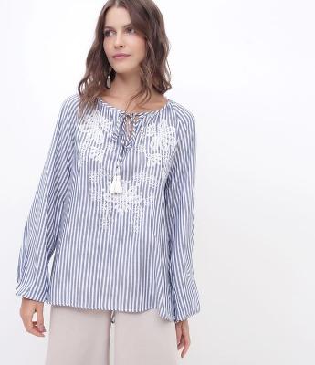 Blusa Listrada com Bordados