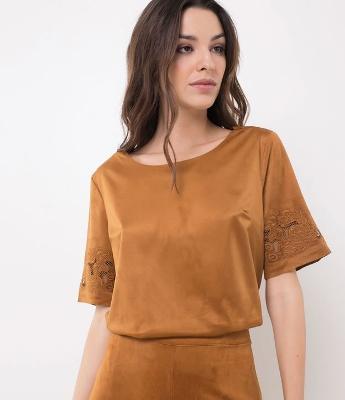 Blusa em Suede com Bordado nas Mangas 